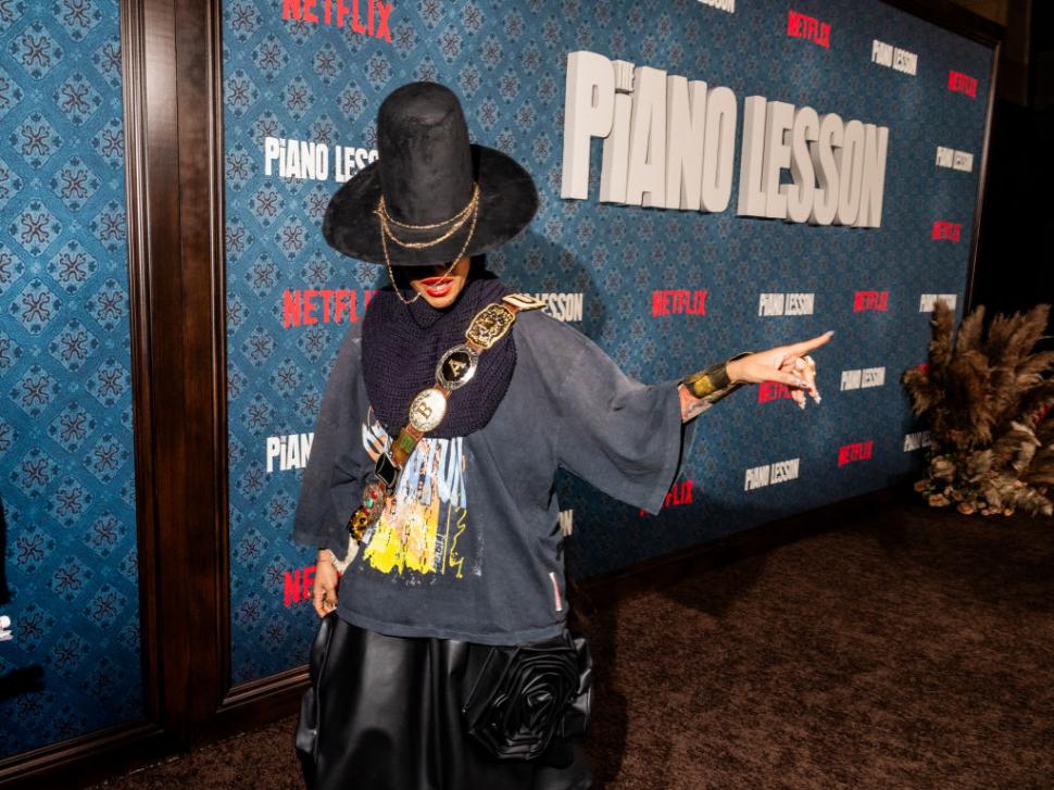 Cântăreața Erykah Badu a șocat cu costumul ei la premiile Billboard. Ținuța are, însă, un mesaj ascuns  962482