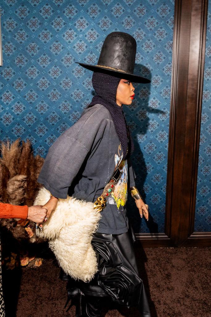 Cântăreața Erykah Badu a șocat cu costumul ei la premiile Billboard. Ținuța are, însă, un mesaj ascuns  962483