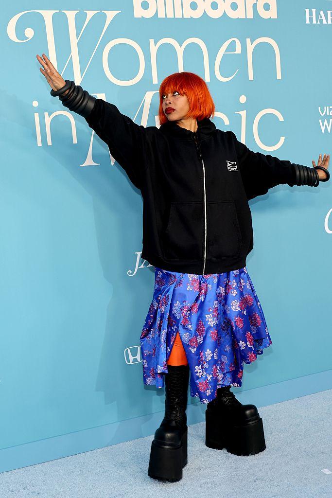 Cântăreața Erykah Badu a șocat cu costumul ei la premiile Billboard. Ținuța are, însă, un mesaj ascuns  962484