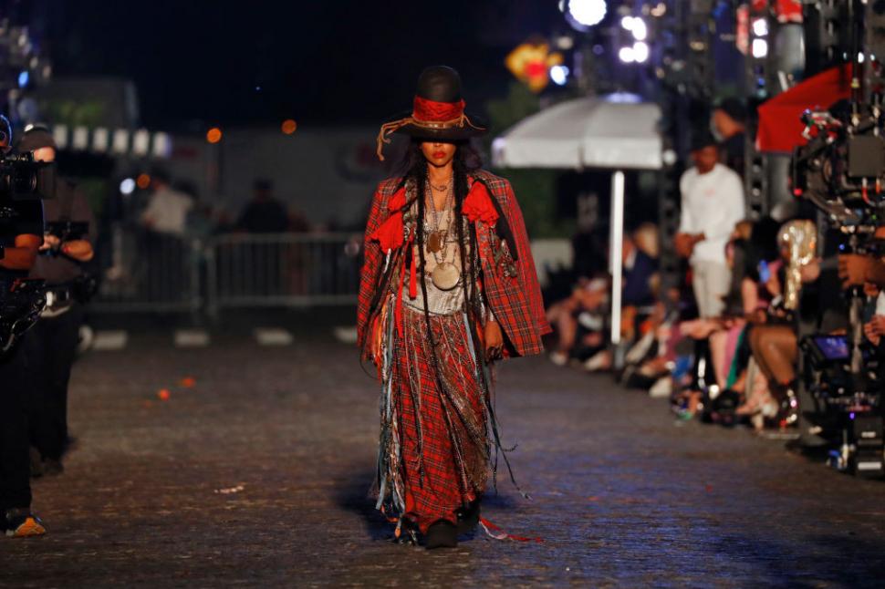 Cântăreața Erykah Badu a șocat cu costumul ei la premiile Billboard. Ținuța are, însă, un mesaj ascuns  962488