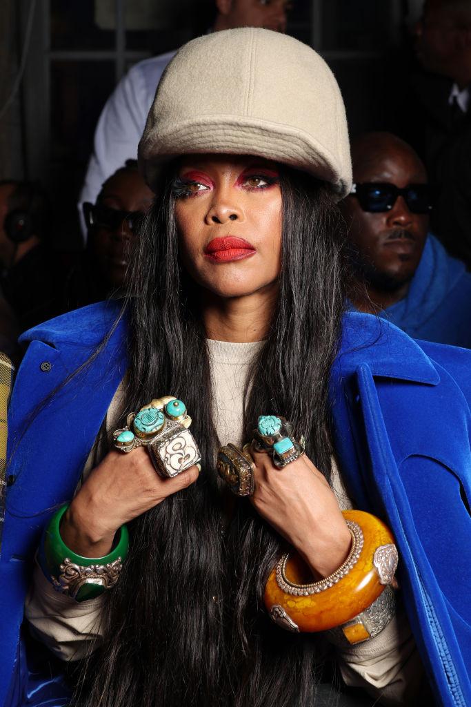 Cântăreața Erykah Badu a șocat cu costumul ei la premiile Billboard. Ținuța are, însă, un mesaj ascuns  962489