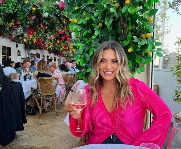 O profesoară a fost arestată după ce s-a aflat ce i-a făcut unui elev. Ea susține că este o țintă pentru că „arată prea bine” 962559