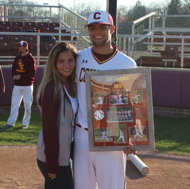 O profesoară a fost arestată după ce s-a aflat ce i-a făcut unui elev. Ea susține că este o țintă pentru că „arată prea bine” 962561