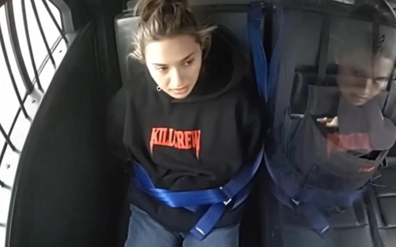 O profesoară a fost arestată după ce s-a aflat ce i-a făcut unui elev. Ea susține că este o țintă pentru că „arată prea bine” 962563