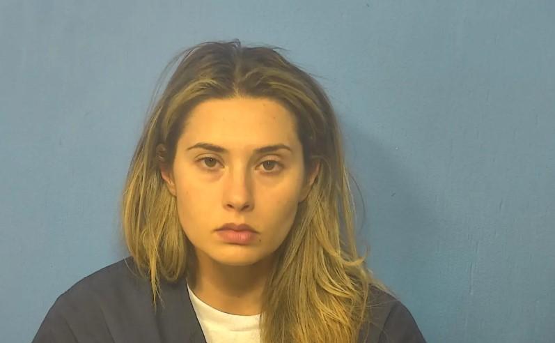 O profesoară a fost arestată după ce s-a aflat ce i-a făcut unui elev. Ea susține că este o țintă pentru că „arată prea bine” 962564