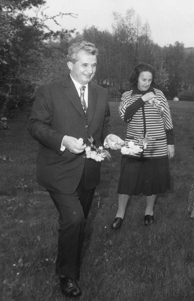 Un săpun ştanţat cu figura lui Nicolae Ceauşescu, vândut online sub denumirea "omagiu Ceauşescu". A fost depus un denunţ penal 962606