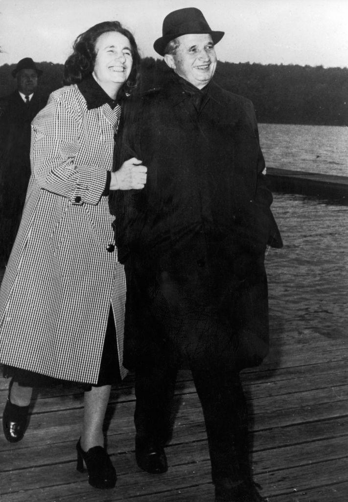 Un săpun ştanţat cu figura lui Nicolae Ceauşescu, vândut online sub denumirea "omagiu Ceauşescu". A fost depus un denunţ penal 962608