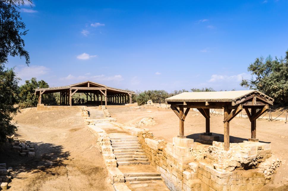 În Iordania, guvernul contruieşte un parc turistic de 307 milioane €, cu restaurante și hoteluri, în locul unde a fost botezat Isus  962543