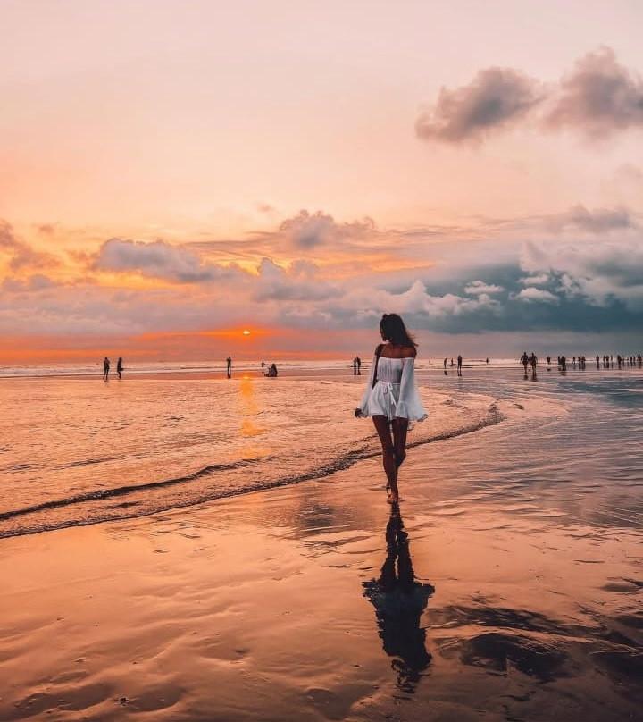 O influenceriţă l-a dat în judecată pe medicul care i-a pus implanturi mamare prea mari şi susţine că i-a distrus cariera 962392