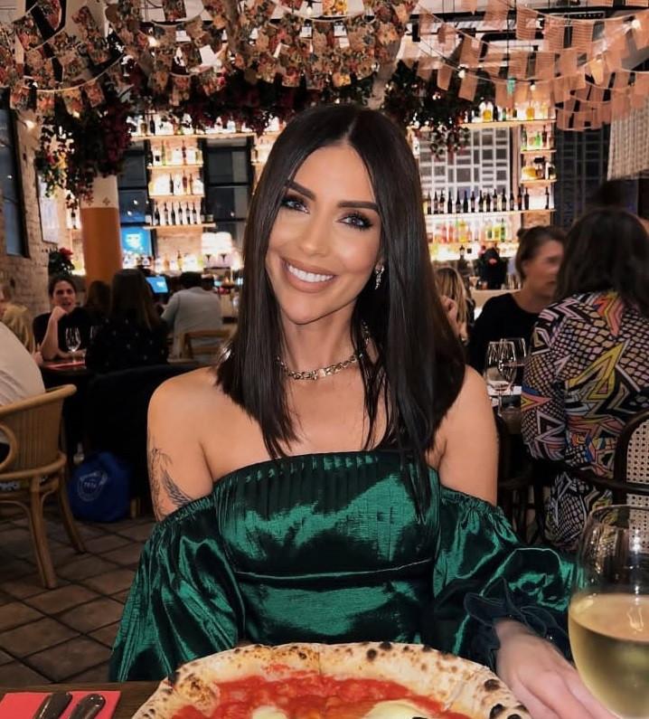 O influenceriţă l-a dat în judecată pe medicul care i-a pus implanturi mamare prea mari şi susţine că i-a distrus cariera 962393