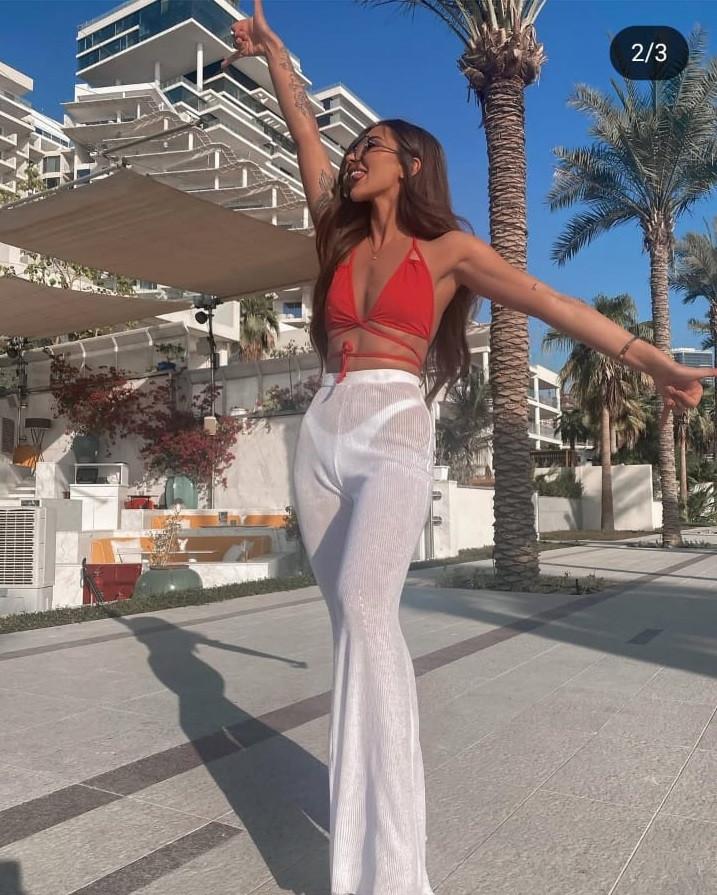 O influenceriţă l-a dat în judecată pe medicul care i-a pus implanturi mamare prea mari şi susţine că i-a distrus cariera 962396