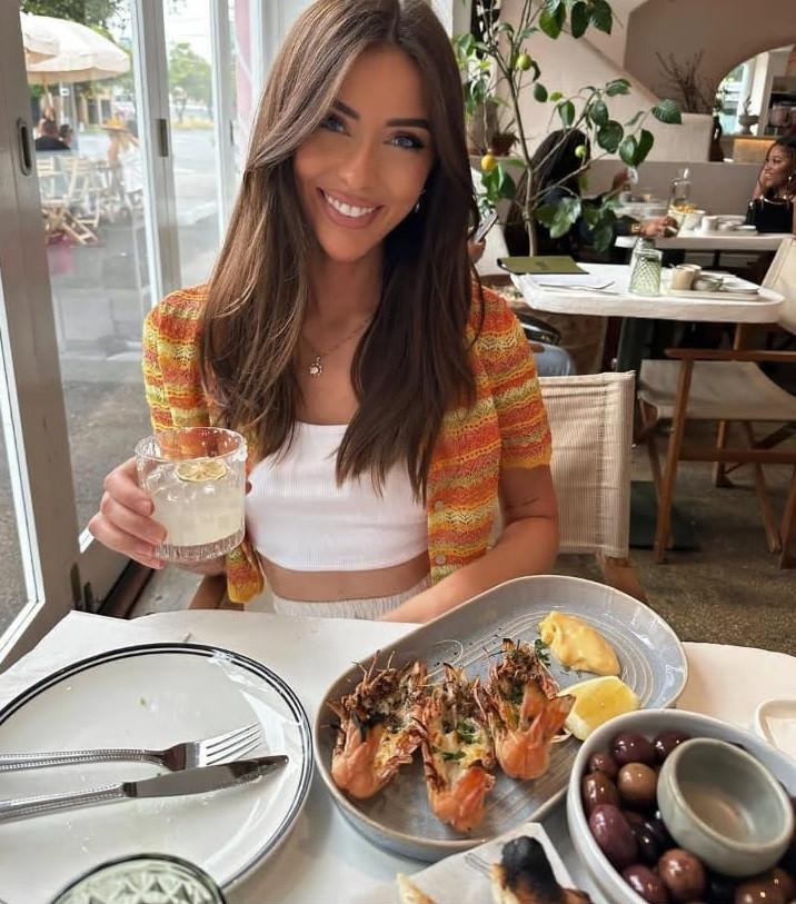 O influenceriţă l-a dat în judecată pe medicul care i-a pus implanturi mamare prea mari şi susţine că i-a distrus cariera 962398