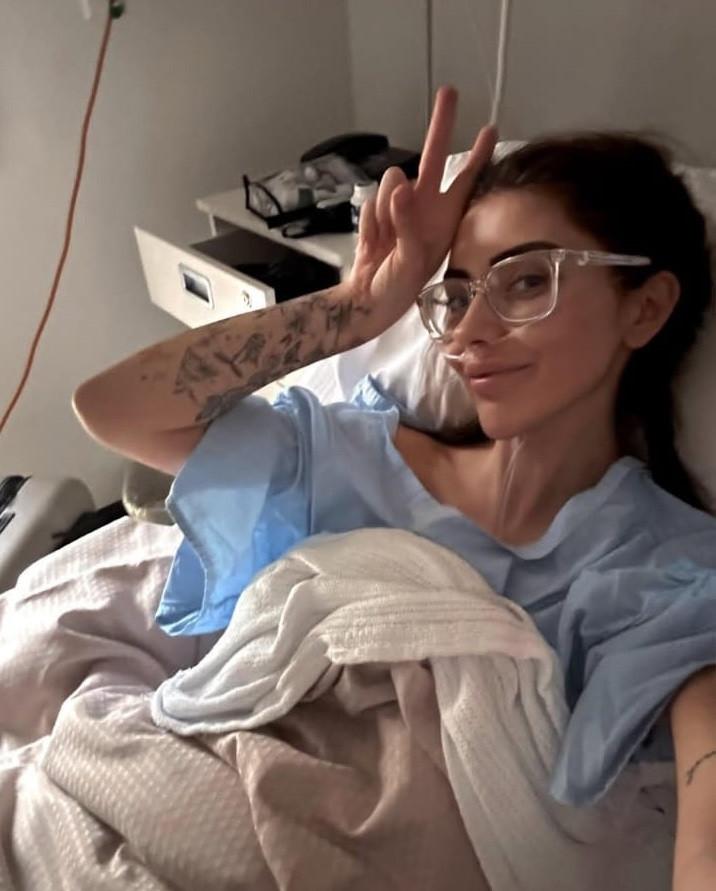 O influenceriţă l-a dat în judecată pe medicul care i-a pus implanturi mamare prea mari şi susţine că i-a distrus cariera 962399
