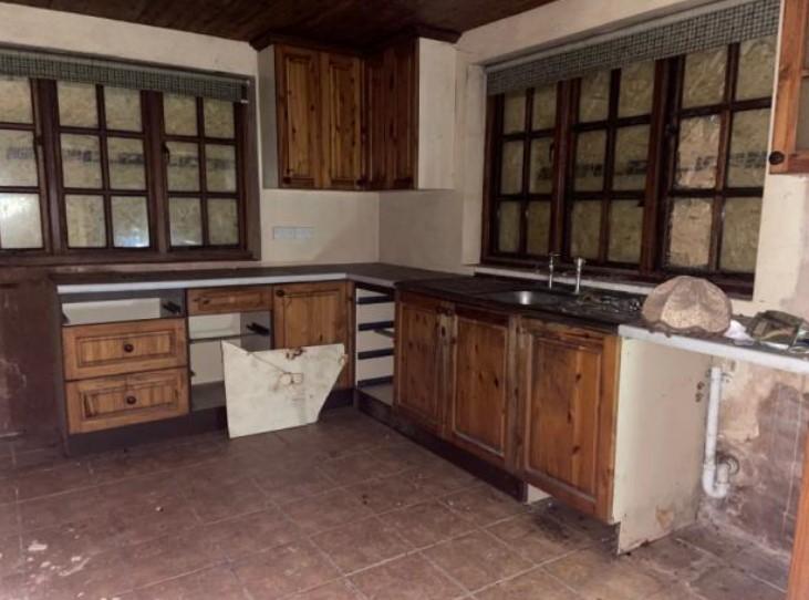 Oamenii sunt extrem de interesați de o casă „înfricoșătoare” și dărăpănată scoasă la vânzare în Anglia la un preț incredibil de mare 962770