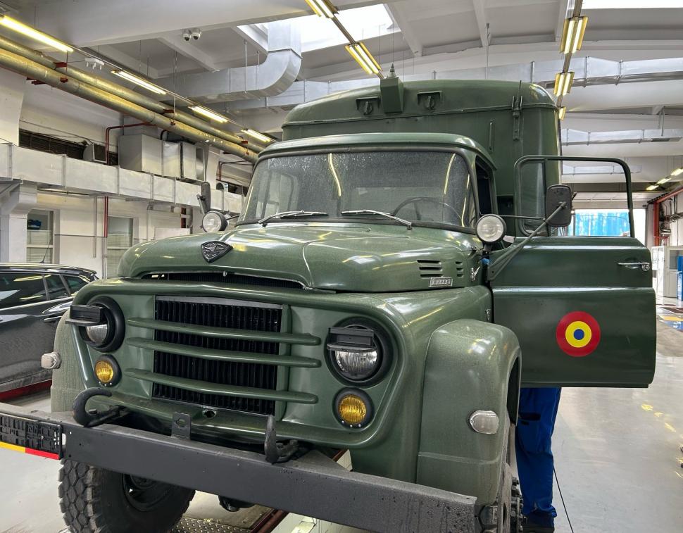 Un fost camion al Armatei Române, vechi de peste 50 de ani, a venit la RAR 962700