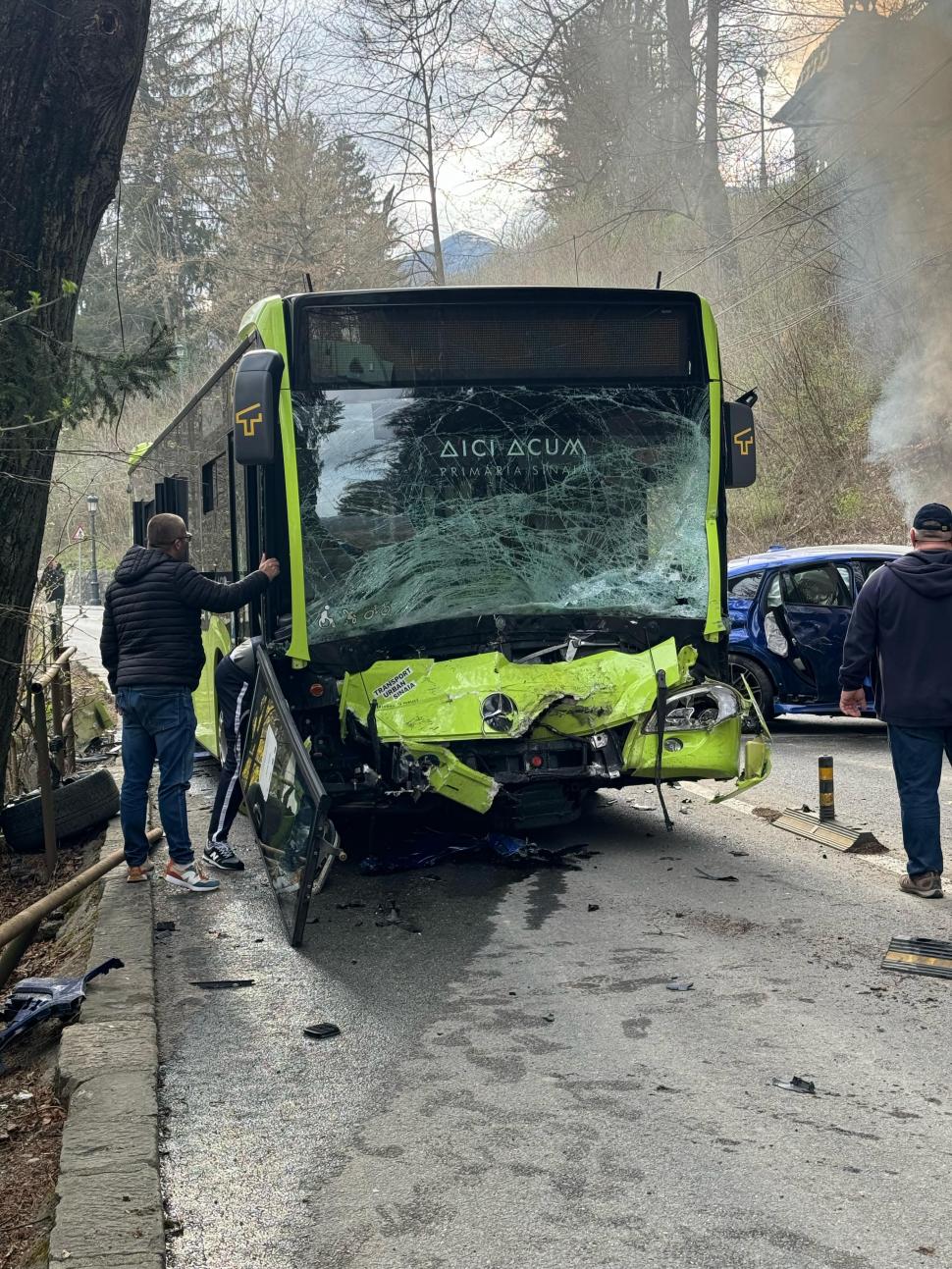 O mașină a intrat într-un autobuz și a luat foc, la Sinaia. La bord era fiul unui afacerist local. A fost trimis elicopterul SMURD 962942