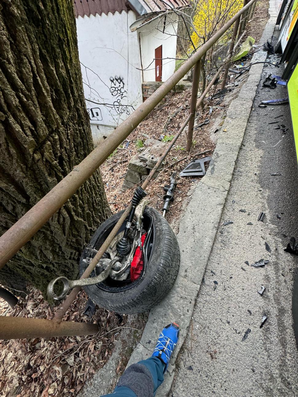 O mașină a intrat într-un autobuz și a luat foc, la Sinaia. La bord era fiul unui afacerist local. A fost trimis elicopterul SMURD 962943