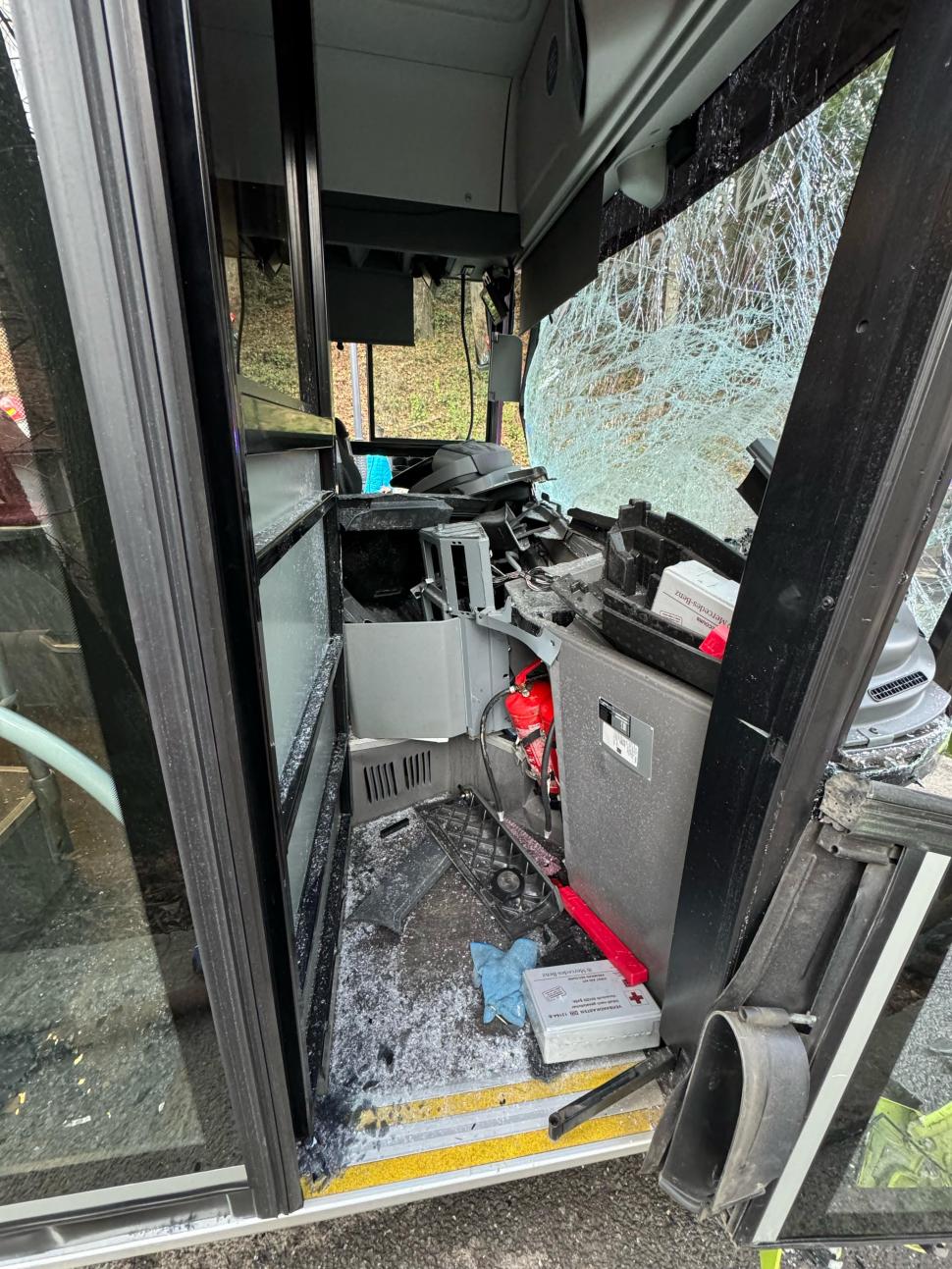 O mașină a intrat într-un autobuz și a luat foc, la Sinaia. La bord era fiul unui afacerist local. A fost trimis elicopterul SMURD 962944