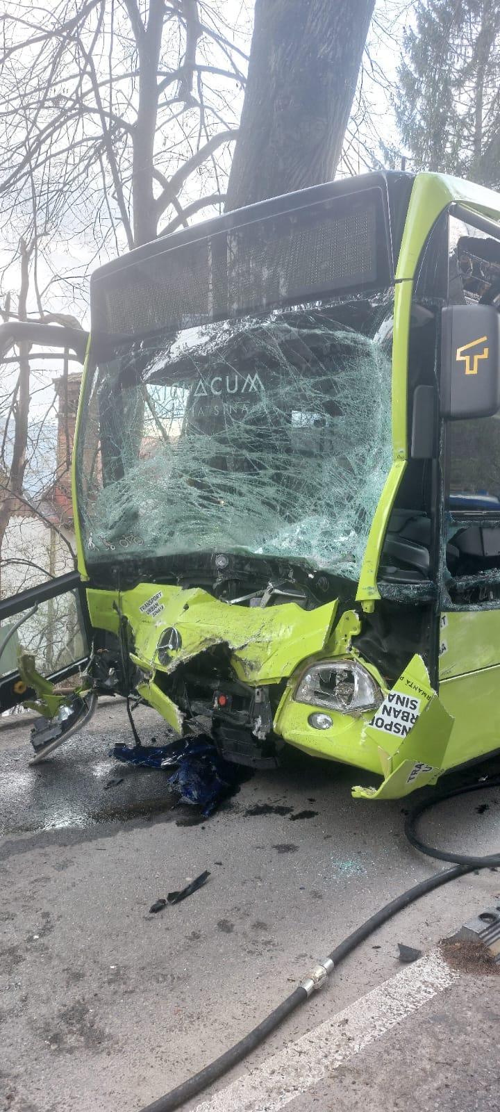 O mașină a intrat într-un autobuz și a luat foc, la Sinaia. La bord era fiul unui afacerist local. A fost trimis elicopterul SMURD 962945