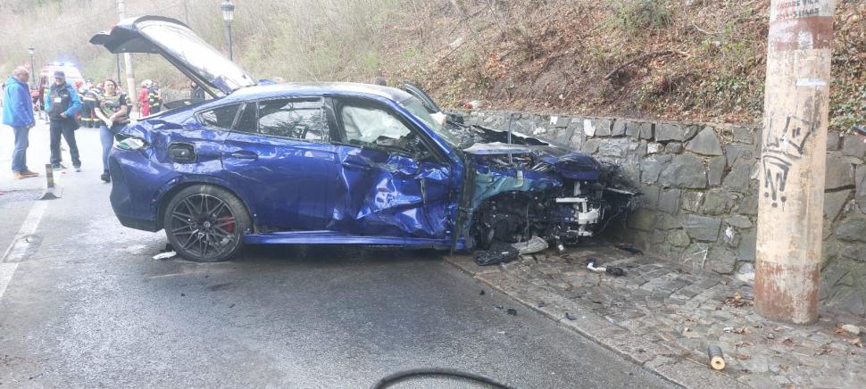 O mașină a intrat într-un autobuz și a luat foc, la Sinaia. La bord era fiul unui afacerist local. A fost trimis elicopterul SMURD 962946