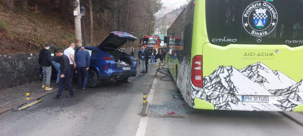 O mașină a intrat într-un autobuz și a luat foc, la Sinaia. La bord era fiul unui afacerist local. A fost trimis elicopterul SMURD 962947