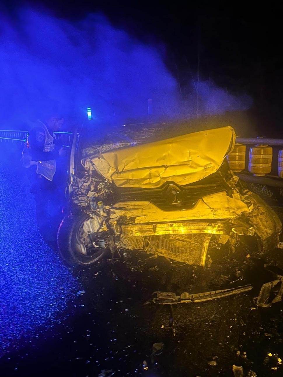 O mamă și fiica ei de 13 ani s-au urcat într-un autoturism apoi, cu poliția pe urme, s-au izbit de un TIR. Femeia de la volan a murit 963033