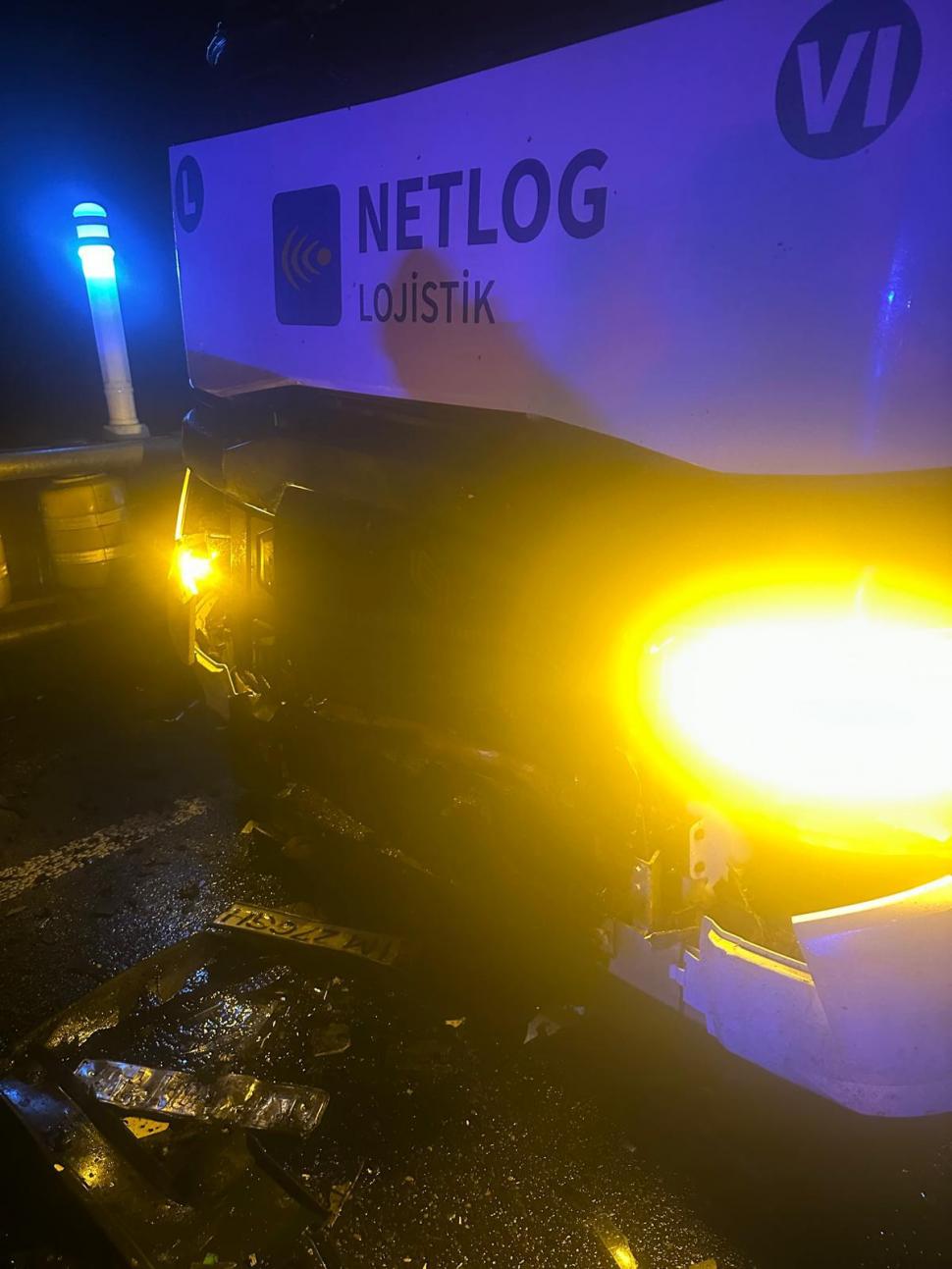 O mamă și fiica ei de 13 ani s-au urcat într-un autoturism apoi, cu poliția pe urme, s-au izbit de un TIR. Femeia de la volan a murit 963034