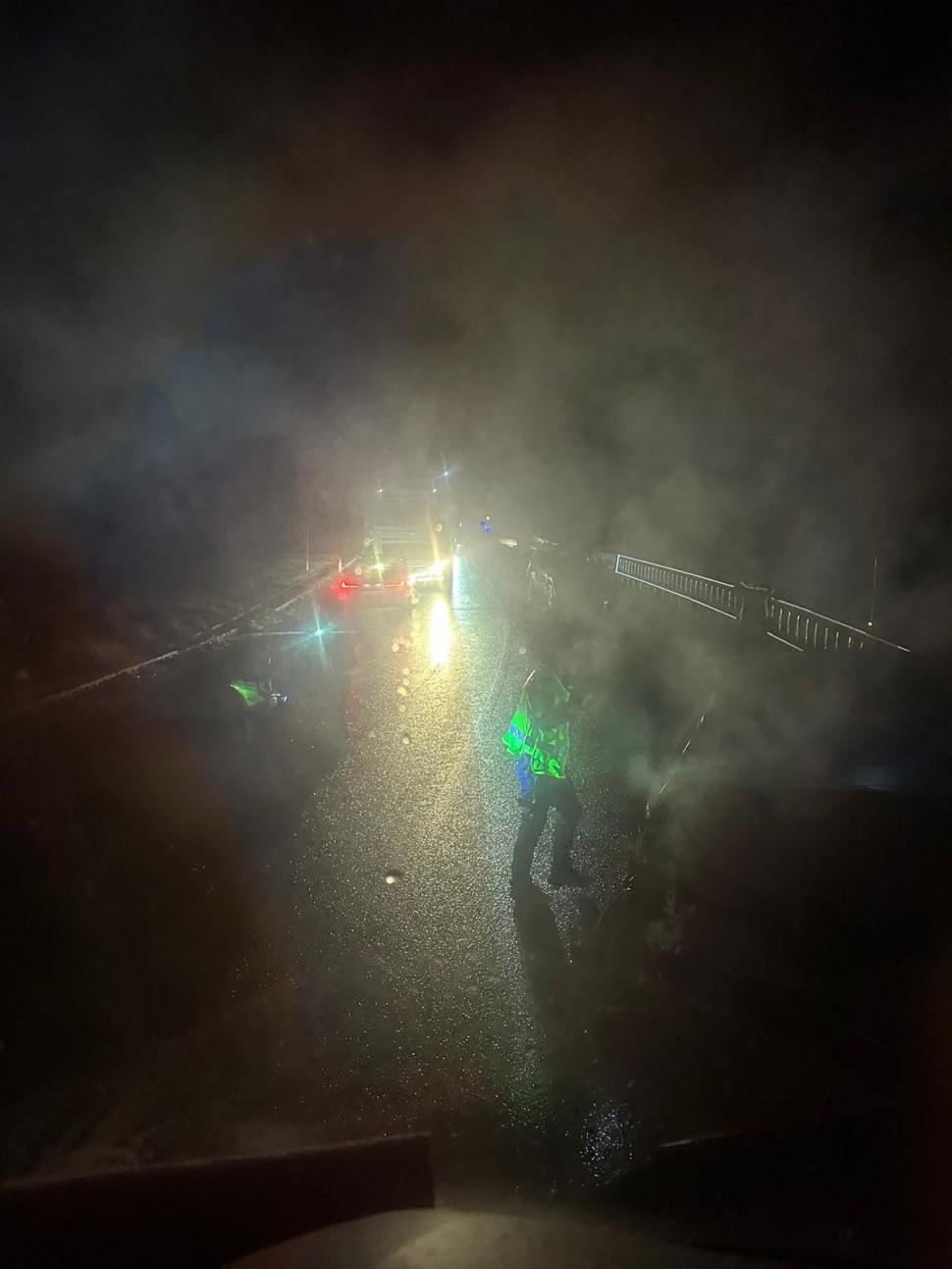 O mamă și fiica ei de 13 ani s-au urcat într-un autoturism apoi, cu poliția pe urme, s-au izbit de un TIR. Femeia de la volan a murit 963035