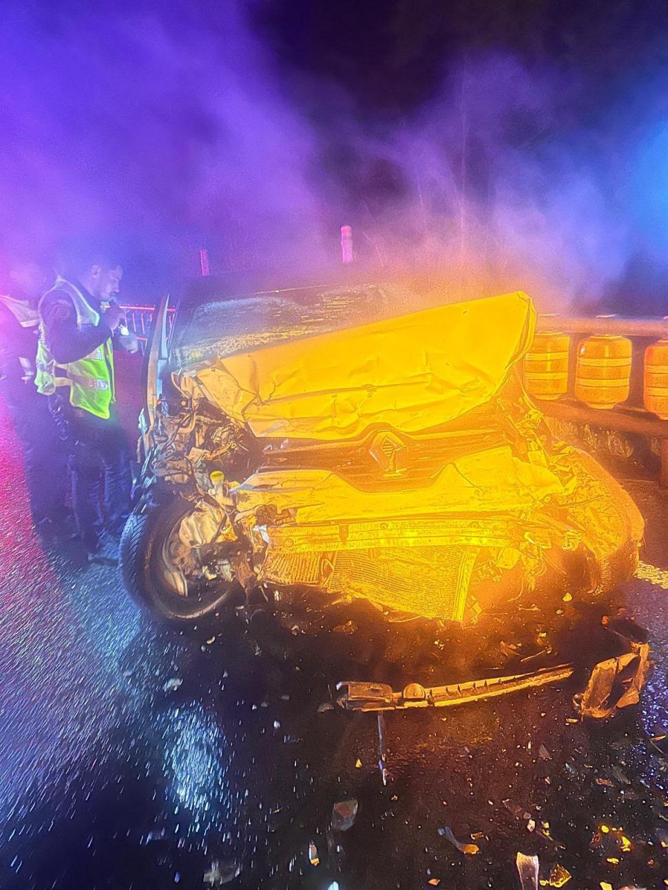 O mamă și fiica ei de 13 ani s-au urcat într-un autoturism apoi, cu poliția pe urme, s-au izbit de un TIR. Femeia de la volan a murit 963037