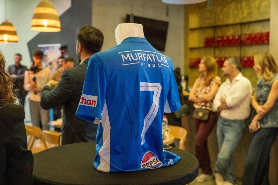 Zeci de mii de euro, strânși pentru câinii din adăposturi la licitația tricourilor de fotbaliști 963003