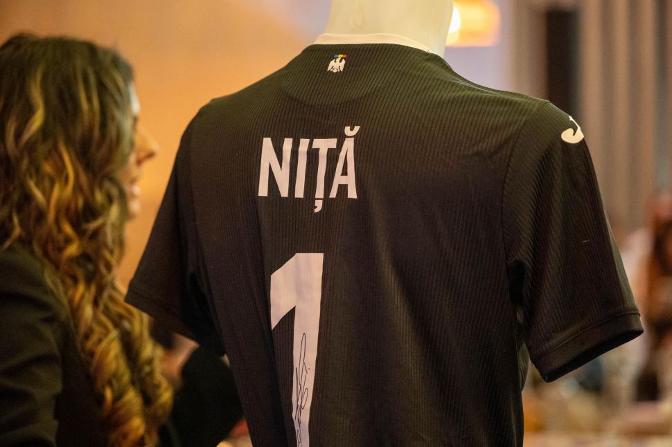 Zeci de mii de euro, strânși pentru câinii din adăposturi la licitația tricourilor de fotbaliști 963004