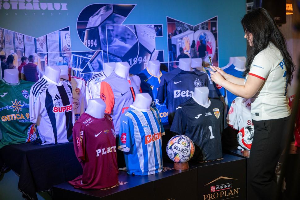 Zeci de mii de euro, strânși pentru câinii din adăposturi la licitația tricourilor de fotbaliști 963010