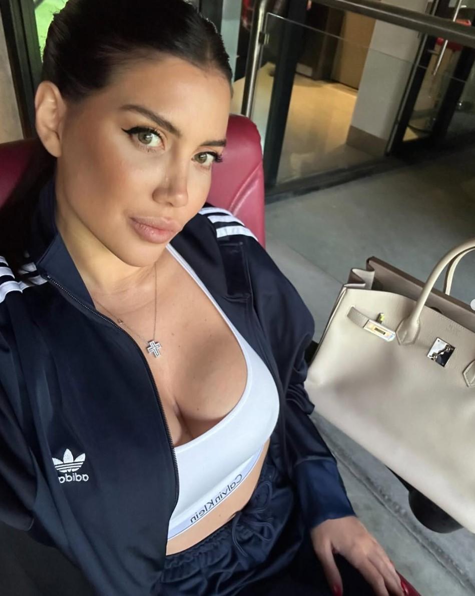 Disperată după ce instanţa i-a închis conturile, o fostă soţie de fotbalist și-a făcut profil pe OnlyFans  963212