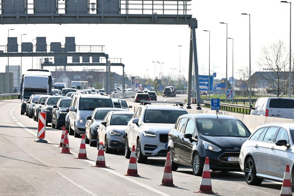 Imagini ca în pandemie la granițele dintre trei țări europene. Sunt cozi uriașe din cauza controalelor sanitare 963183