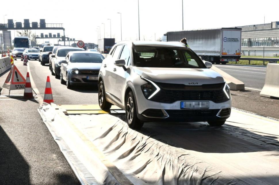 Imagini ca în pandemie la granițele dintre trei țări europene. Sunt cozi uriașe din cauza controalelor sanitare 963184