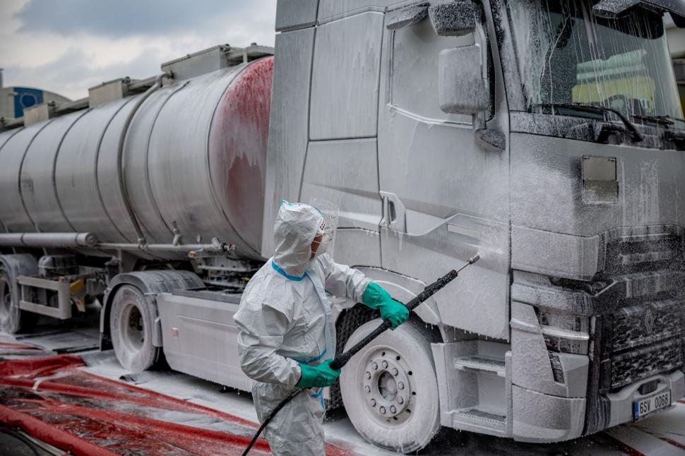 Imagini ca în pandemie la granițele dintre trei țări europene. Sunt cozi uriașe din cauza controalelor sanitare 963186