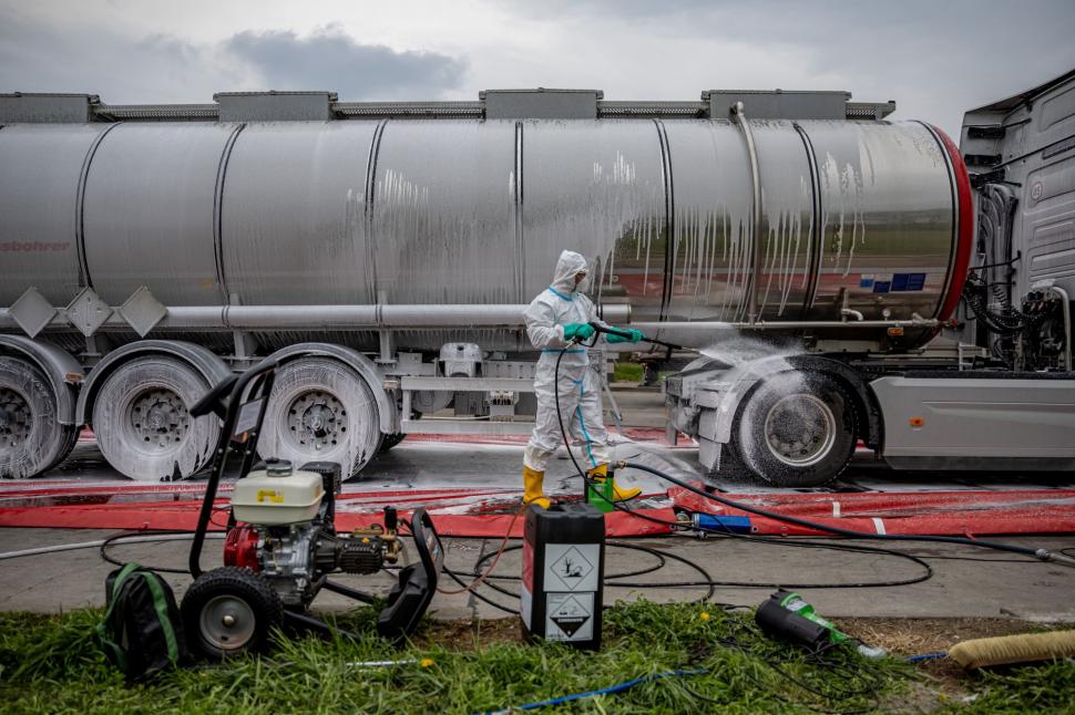 Imagini ca în pandemie la granițele dintre trei țări europene. Sunt cozi uriașe din cauza controalelor sanitare 963188