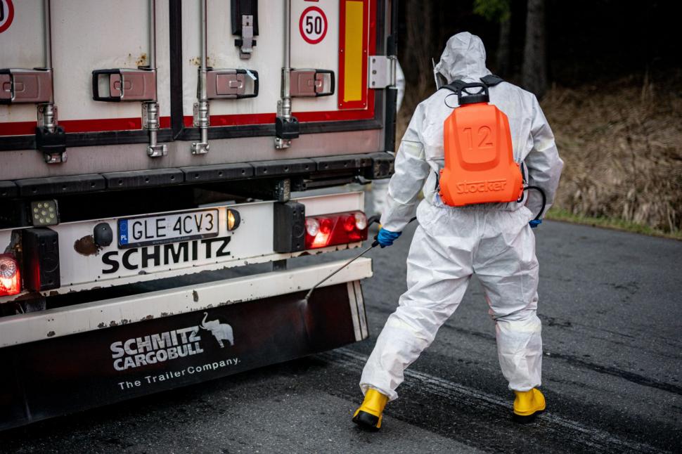 Imagini ca în pandemie la granițele dintre trei țări europene. Sunt cozi uriașe din cauza controalelor sanitare 963189