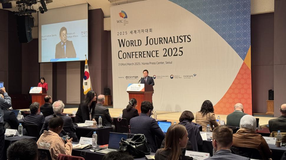 Pot fi jurnaliştii înlocuiţi de inteligenţa artificială? ”AI nu va putea niciodată să conducă o investigaţie precum Watergate” 963155