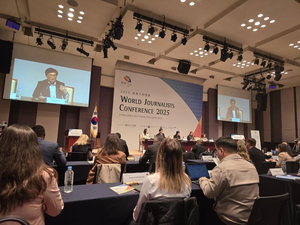 Pot fi jurnaliştii înlocuiţi de inteligenţa artificială? ”AI nu va putea niciodată să conducă o investigaţie precum Watergate” 963158