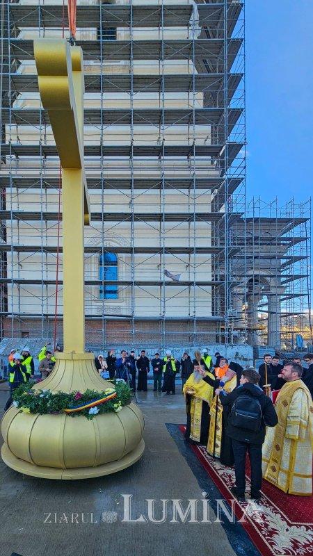 A fost montată crucea de 7 tone pe turla mare a Catedralei Mântuirii Neamului 963355
