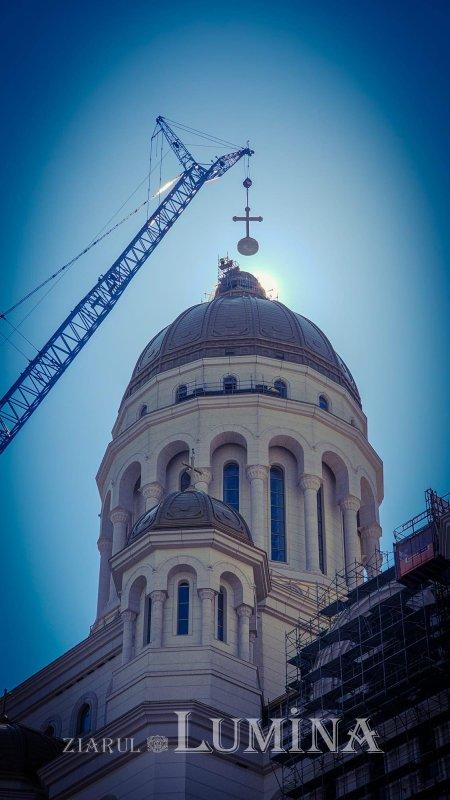 A fost montată crucea de 7 tone pe turla mare a Catedralei Mântuirii Neamului 963356