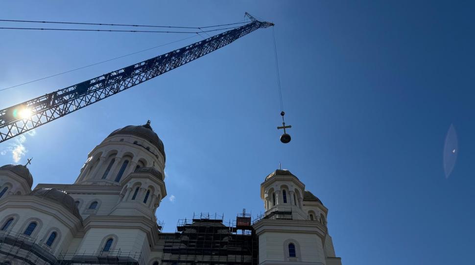 A fost montată crucea de 7 tone pe turla mare a Catedralei Mântuirii Neamului 963376