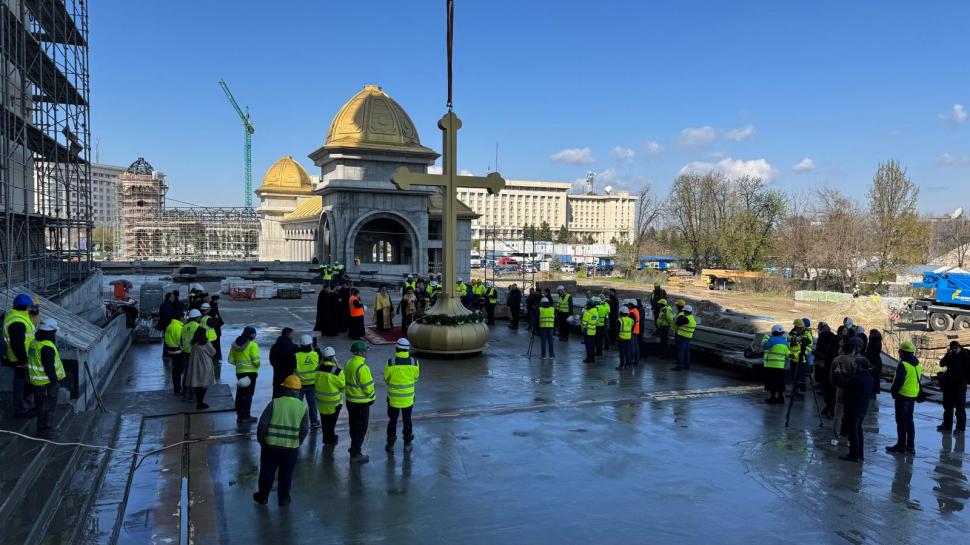 A fost montată crucea de 7 tone pe turla mare a Catedralei Mântuirii Neamului 963377