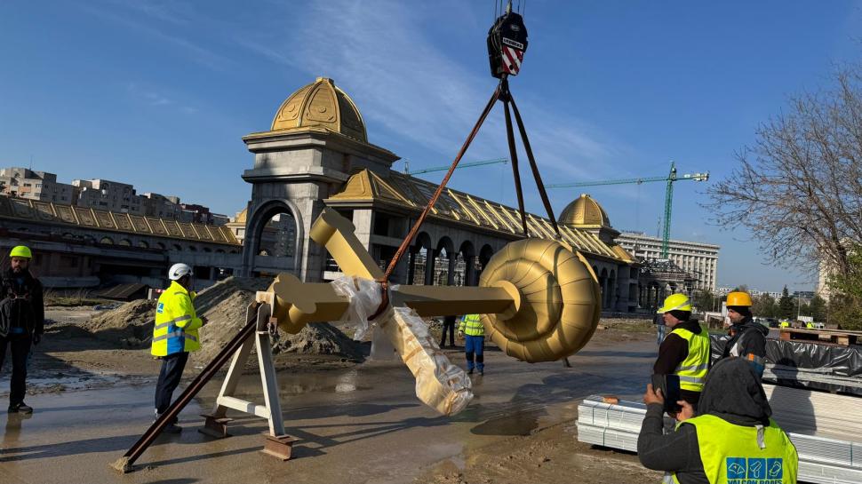 A fost montată crucea de 7 tone pe turla mare a Catedralei Mântuirii Neamului 963378