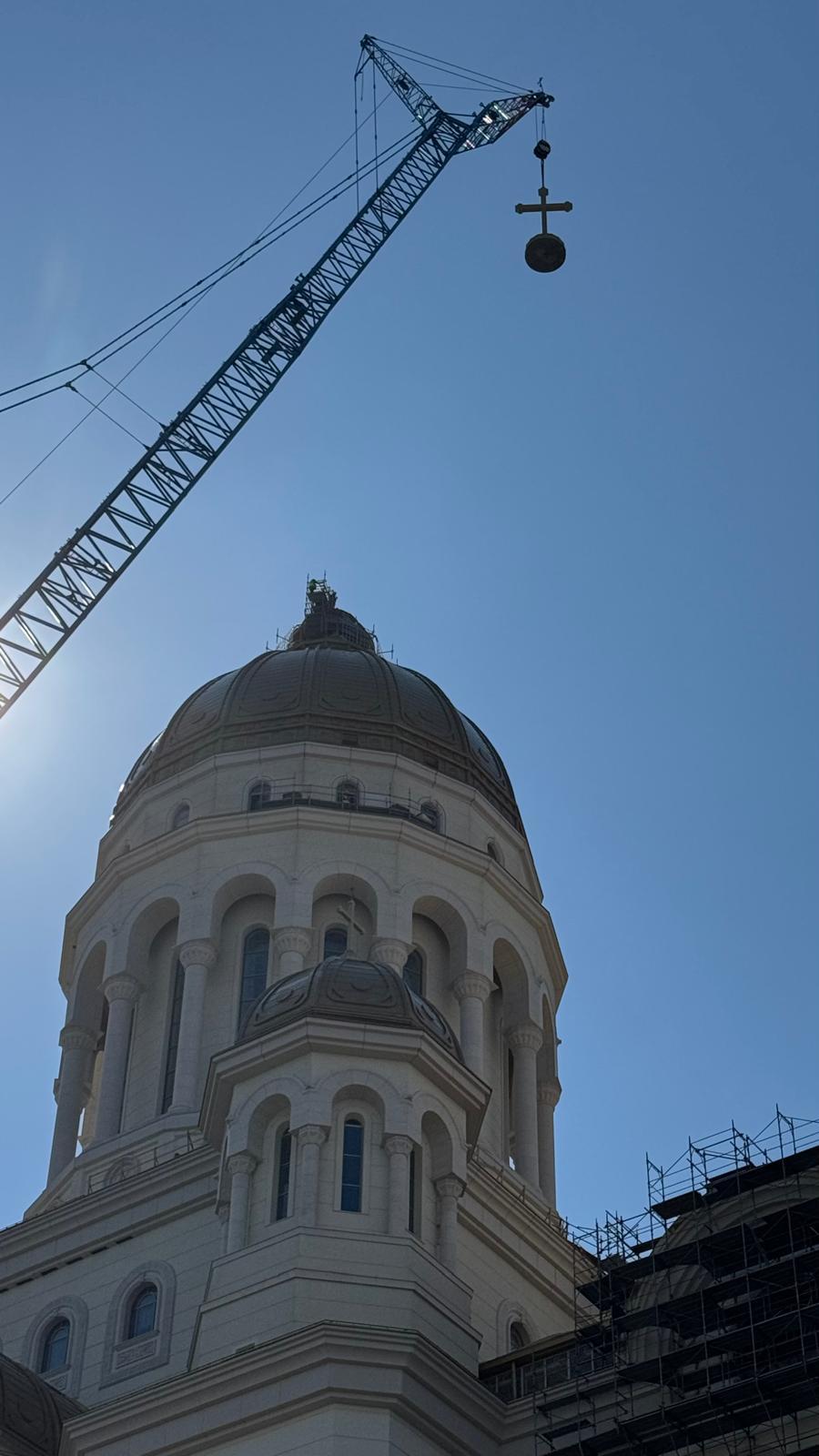 A fost montată crucea de 7 tone pe turla mare a Catedralei Mântuirii Neamului 963379