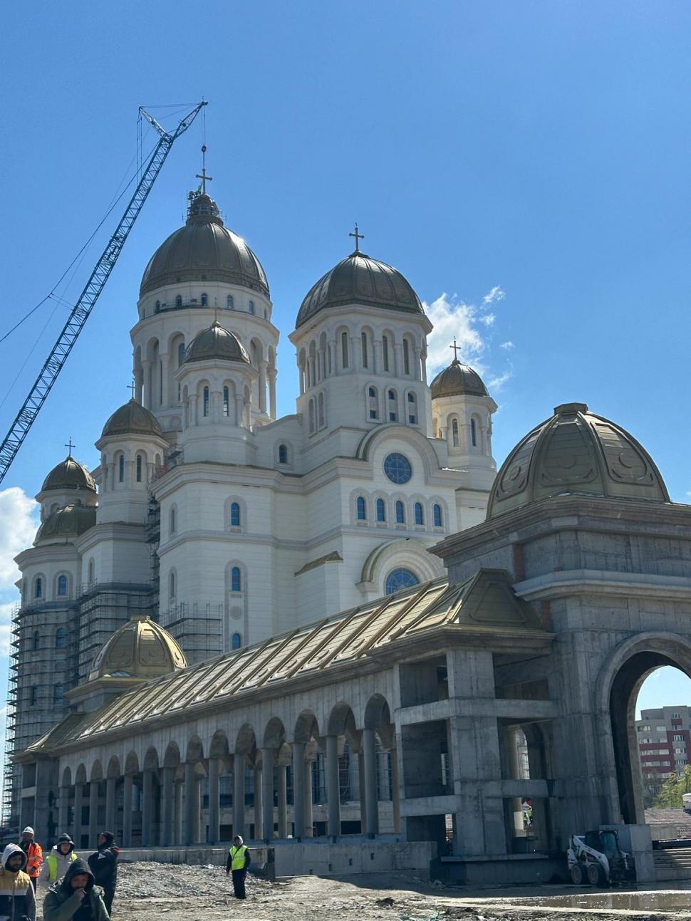 A fost montată crucea de 7 tone pe turla mare a Catedralei Mântuirii Neamului 963380