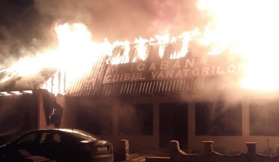 Incendiu puternic la o cabană vânătorească din Constanța. Pompierii intervin cu mai multe autospeciale 963507