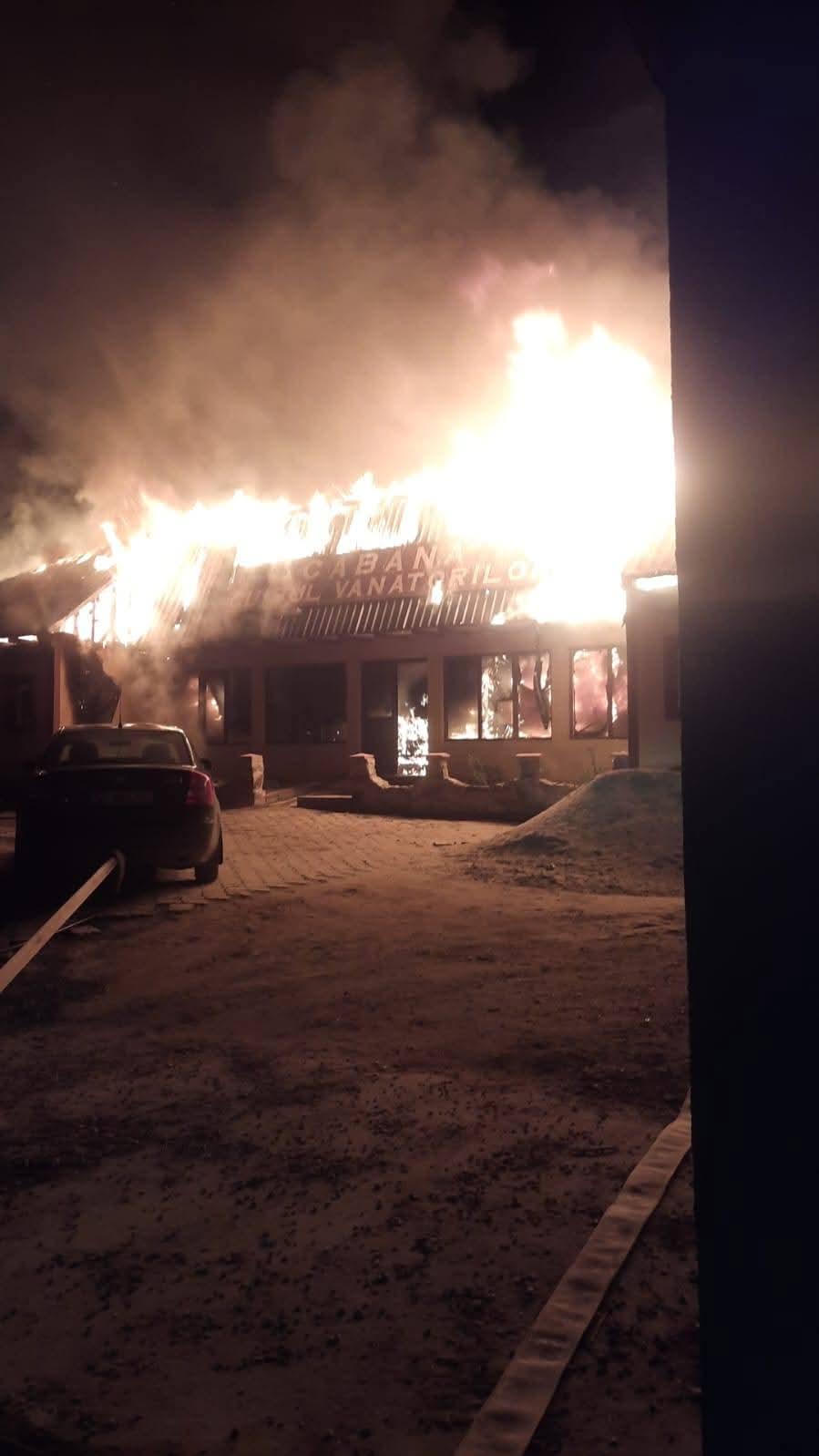 Incendiu puternic la o cabană vânătorească din Constanța. Pompierii intervin cu mai multe autospeciale 963509