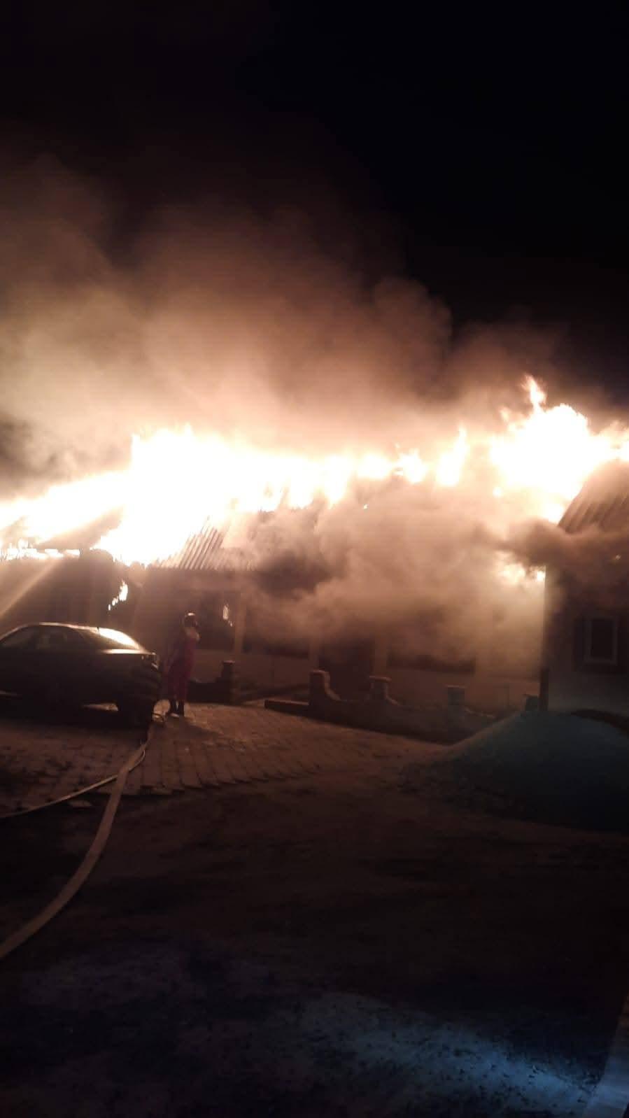 Incendiu puternic la o cabană vânătorească din Constanța. Pompierii intervin cu mai multe autospeciale 963510